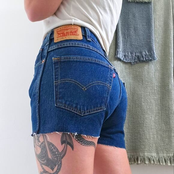 Levi Cut Off Shorts - Picture 1 of 12